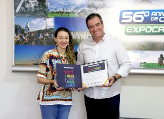 Prefeito Toledo recebe certificado pela participação no Dia do Desafio