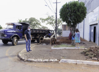 PREFEITO TOLEDO VISITA A OBRA DE REVITALIZAÇÃO DA CALÇADA DO GINÁSIO DE ESPORTES BAGRÃO.