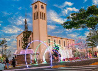 CAMBIRA TEVE A CHEGADA DO PAPAI NOEL COM MEMBROS DO GRUPO SOU ARTE DE CAMPO MOURÃO