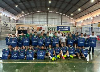 Prefeitura de Cambira entrega kits esportivos para alunos das escolinhas de vôlei e futsal