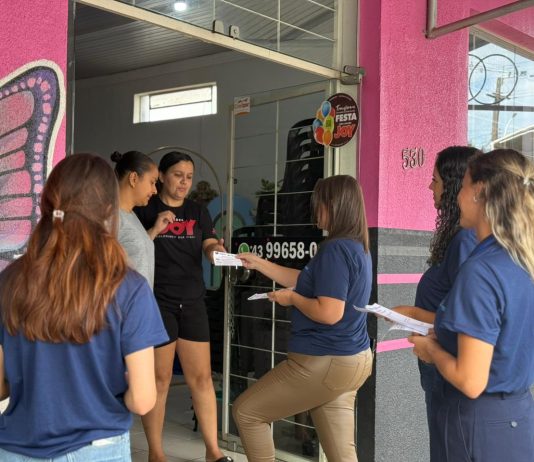 Ação de conscientização orienta população com entrega de panfletos no comércio local