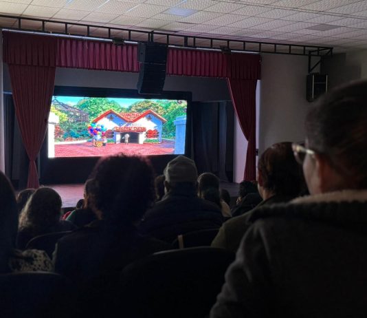 Sessão de cinema reúne cerca de 100 idosos em tarde de reflexão e emoção em Cambira